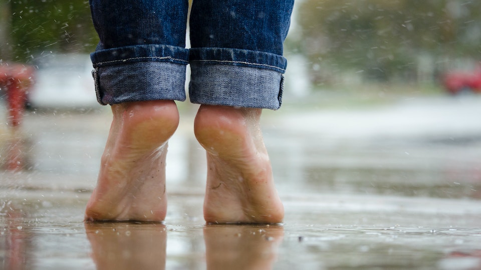 Hornhaut an den Füßen entfernen - Hausmittel, Tipps und Lösungen