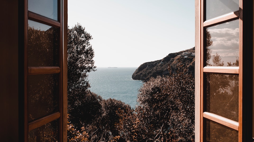 Fliegengitter in der Wohnung anbringen - so geht's