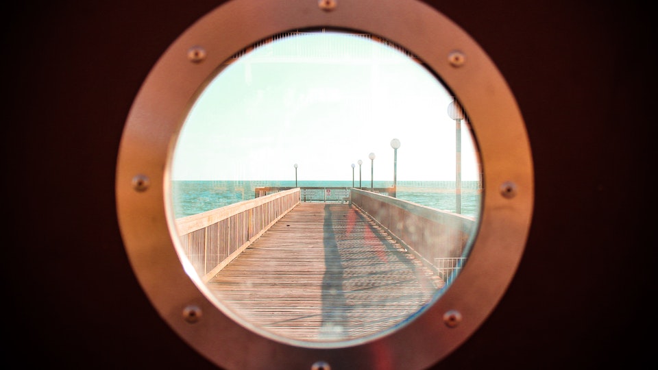 Milchglasfolie an Fensterscheiben anbringen - Tipps