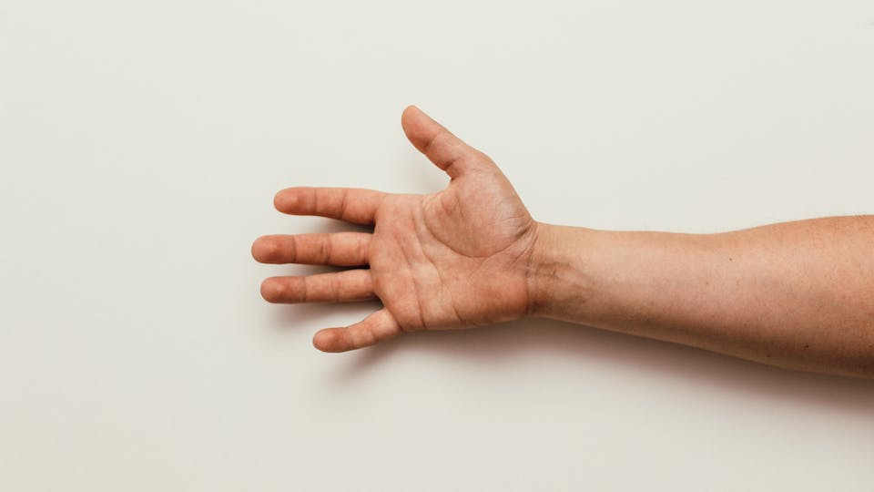 Hände und Arme schlafen nachts ein - Lösung, Tipps, Vorbeugung und Hilfe