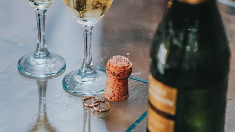 Wie Lange Ist Sekt Haltbar Ungeöffnet Wie lange ist Sekt haltbar · So lange bleibt er gut