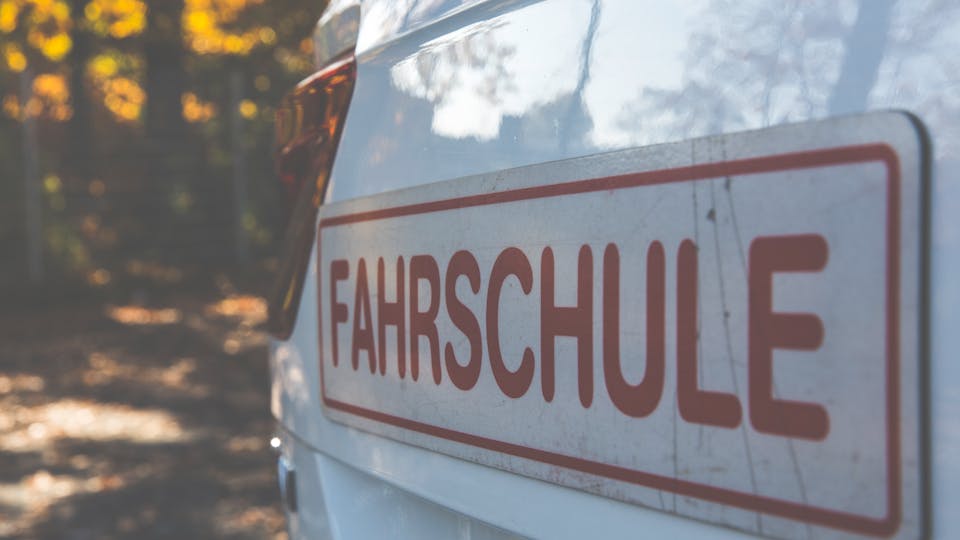 Vor Ihnen will ein großer Mähdrescher nach rechts abbiegen, was ist richtig? Lösung und Tipps für die Fahrschule