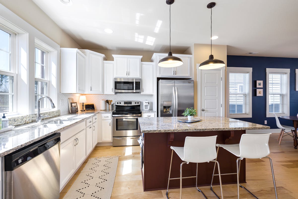 Warum brummt der Kühlschrank laut in der Nacht