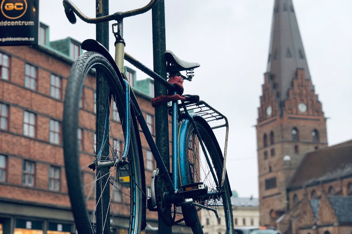 Fahrradsattel quietscht nur bei Regen – physikalische Erklärung