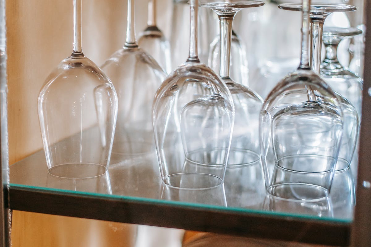 Gläser zerbrechen im Schrank von allein – wieso passiert das?