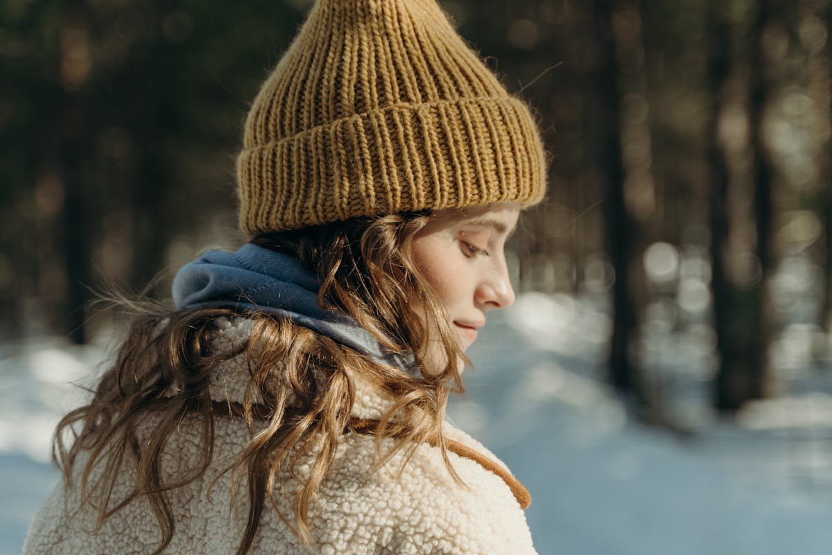 Warum lädt sich eine Wollmütze im Winter elektrisch auf?
