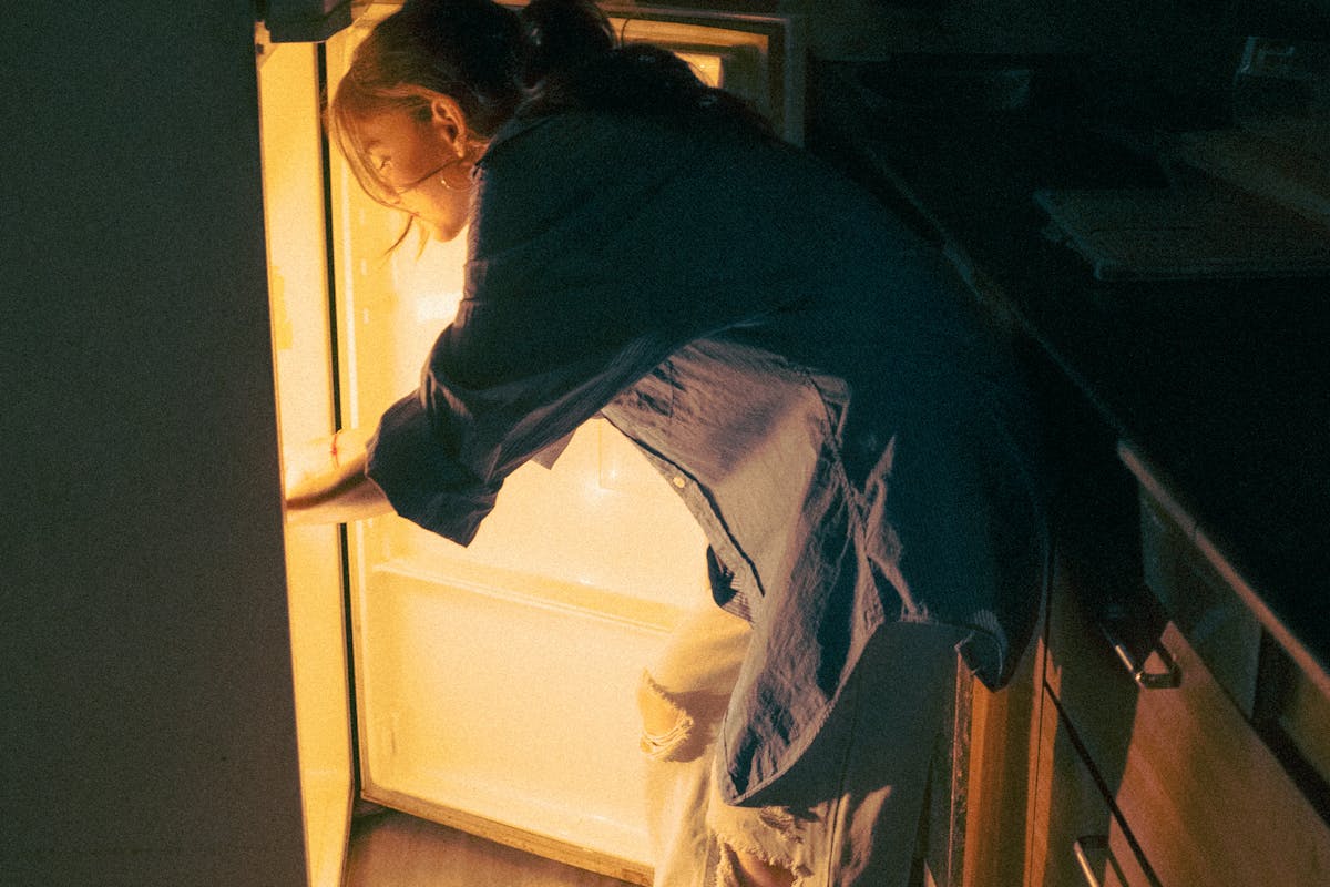 Warum macht der Kühlschrank Geräusche wie ein schnarchender Mensch?