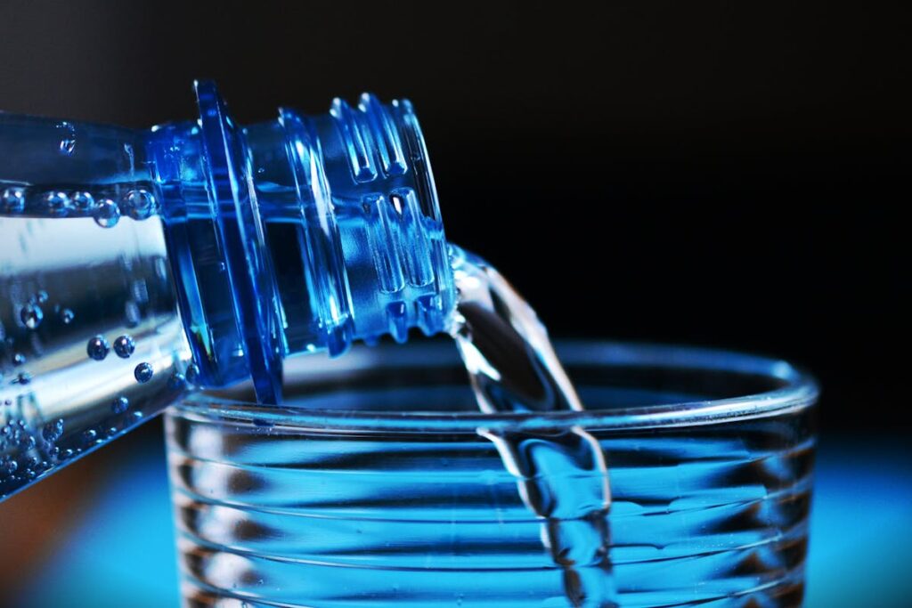 Wasser in Plastikflasche knistert beim Öffnen – physikalische Erklärung