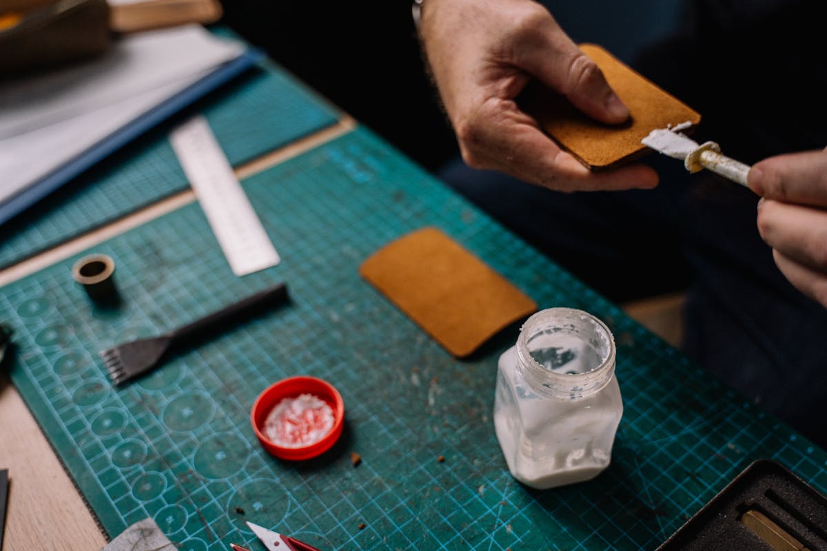 Wie beeinflusst die Adhäsionskraft das Klebeverhalten?