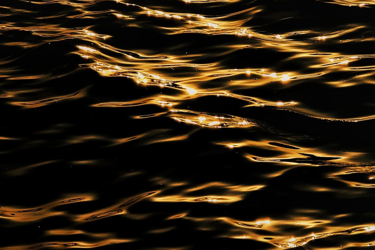 Benzin leuchtet im Dunkeln – warum das passiert