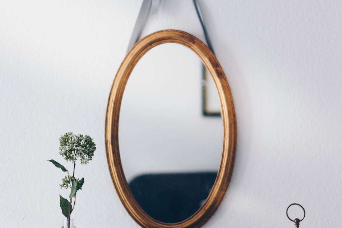 Warum färbt sich ein alter Spiegel grünlich?