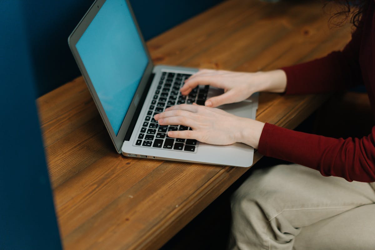 Welche Schritte helfen, um beim Laptop einen überhitzten Akku zu vermeiden?