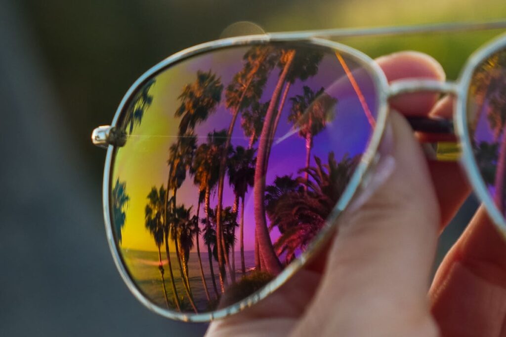 Was verursacht Polarisationseffekte bei Sonnenbrillen?