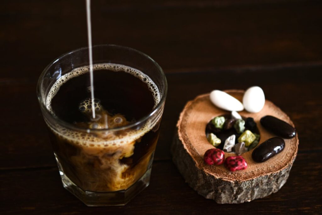 Warum flockt Kaffeesahne manchmal im heißen Kaffee?