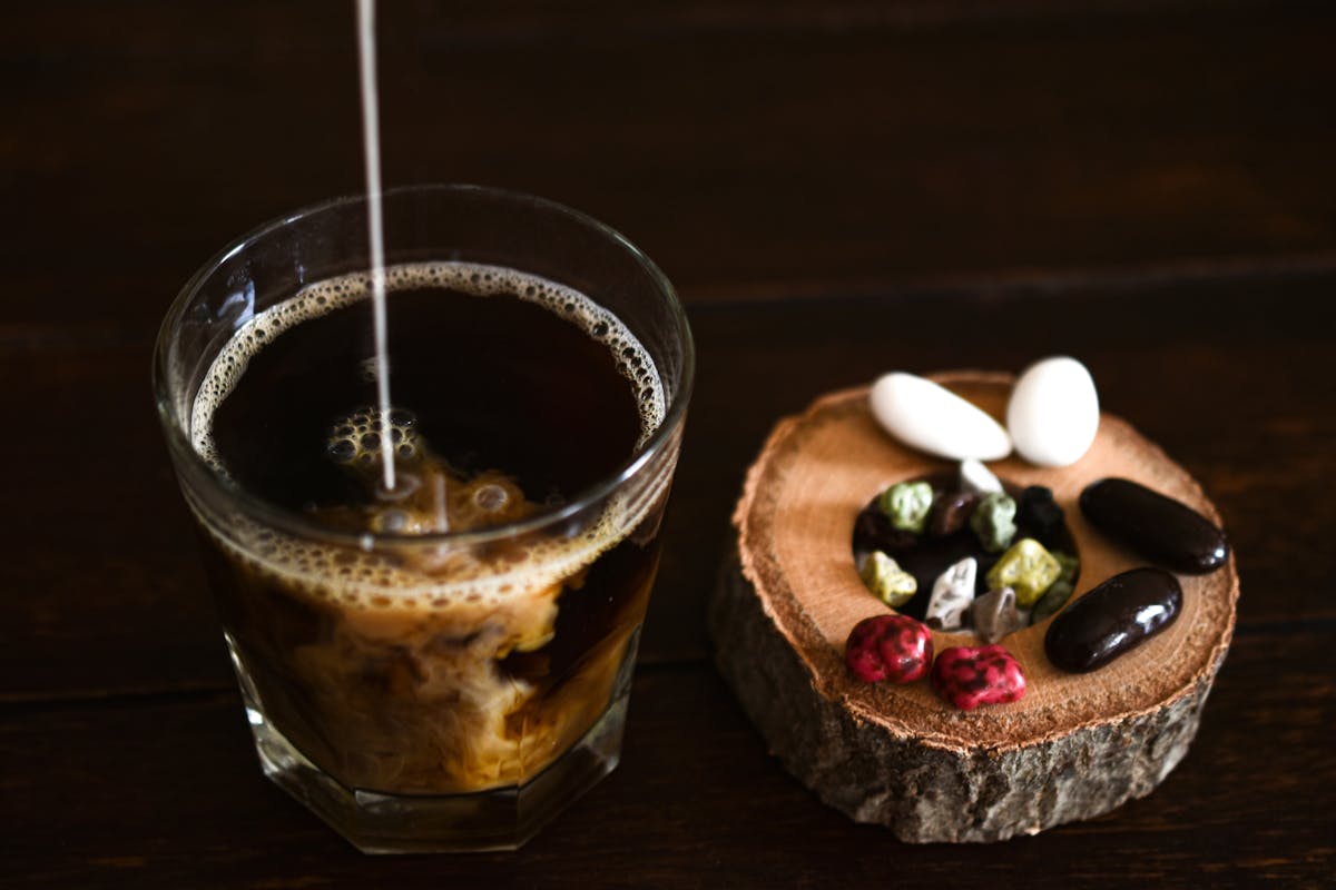 Warum flockt Kaffeesahne manchmal im heißen Kaffee?