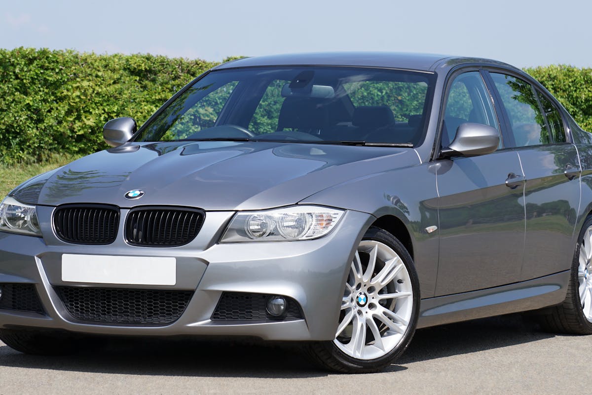 Welche Dokumente sind für eine Mietwagenbuchung im Ausland notwendig?