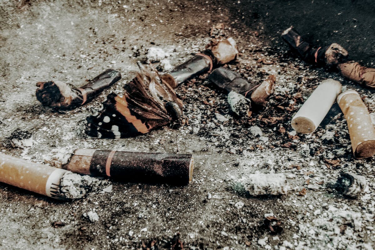 Wie lange bleiben Zigarettenstummel am Boden liegen?