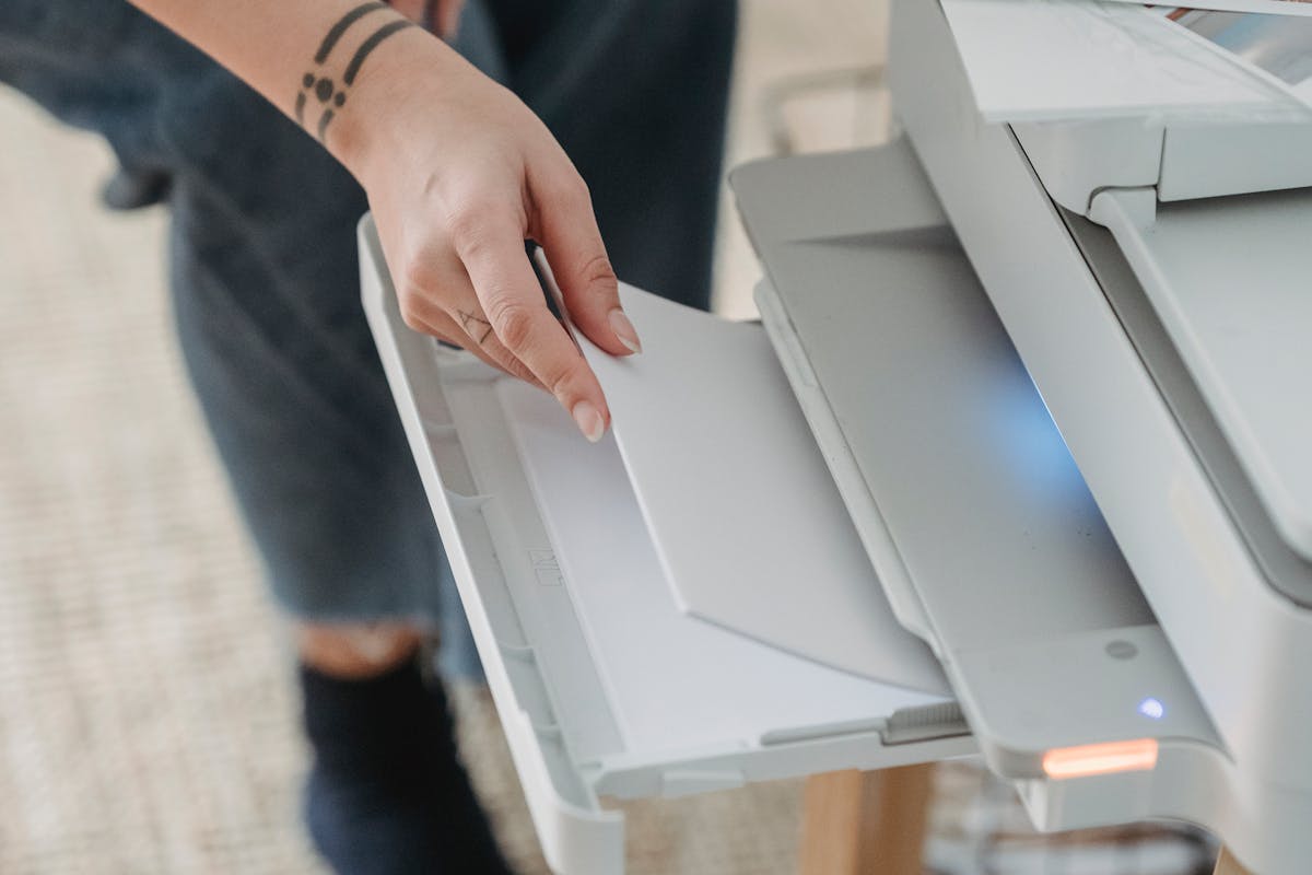 Drucker druckt leere Seiten trotz voller Patronen