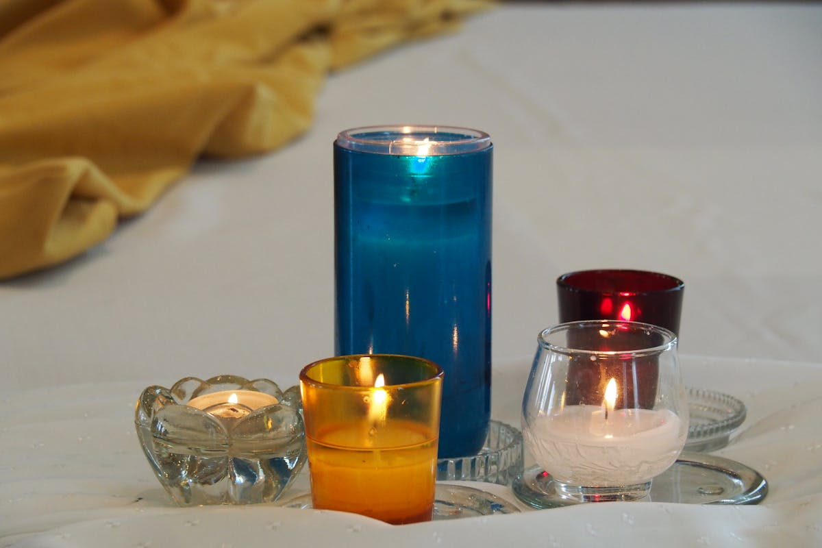 Warum werden Kerzen beim Ausblasen oft rußig?