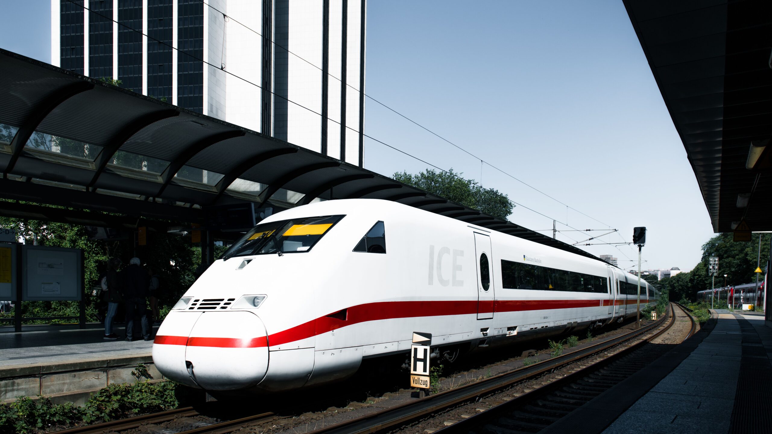 Bahnreise mit Gepäck: So kommst du entspannter durch Bahnhof und Umstieg