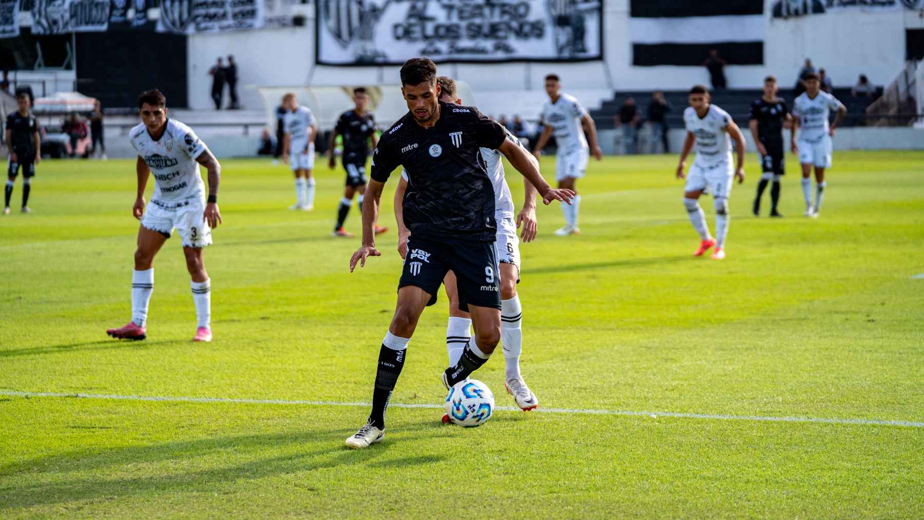 Mit dem linken Stick dribbeln: So bleibt der Ball in FC 26 enger am Fuß