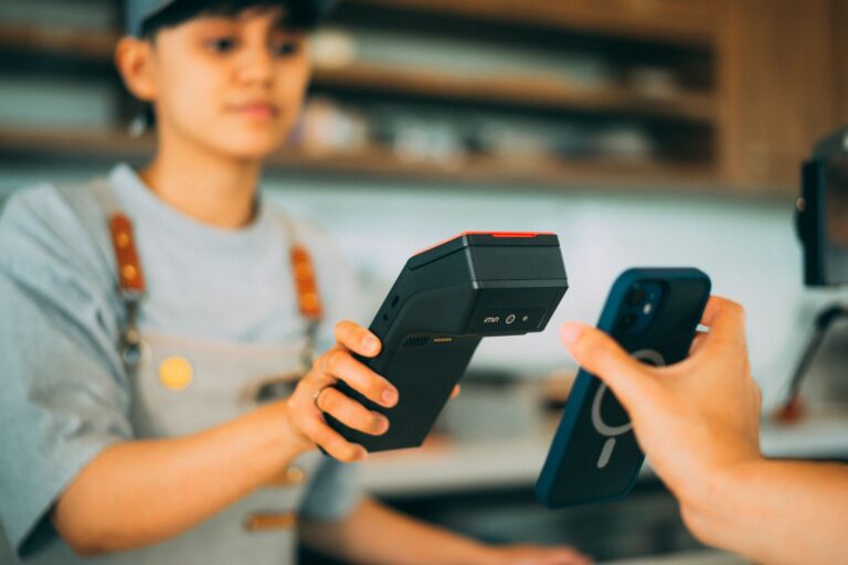 So werden mobile Zahlungen auf dem Smartphone sicherer und einfacher