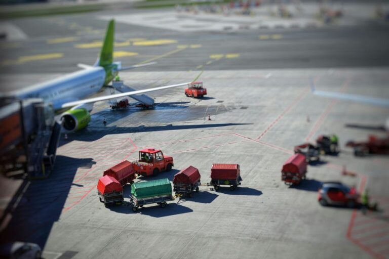Kreditkarte für Reisen: Fremdwährungsgebühren, Versicherungen und Bargeld vergleichen