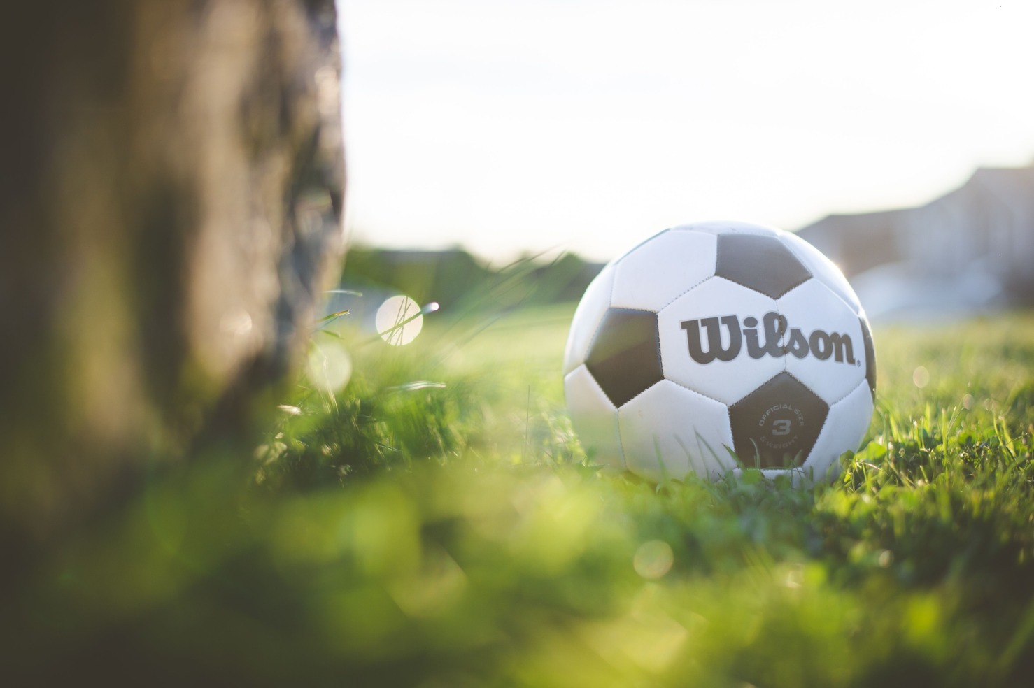 Warum schießen viele Mannschaft den Ball nach dem Anstoß direkt ins gegnerische Aus?