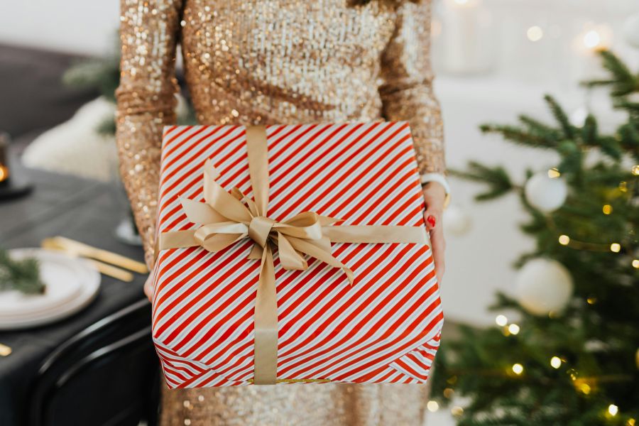 Geschenk zum Ruhestand: Was den neuen Lebensabschnitt schön begleitet